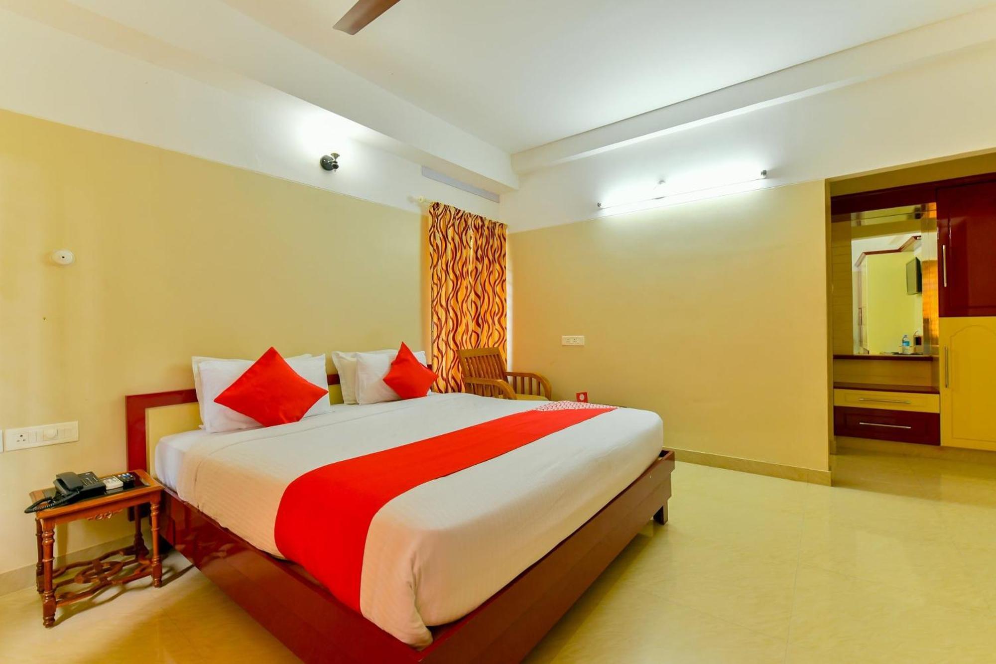 Oyo Flagship Uthradam Towers Hotel Thiruvananthapuram Ngoại thất bức ảnh