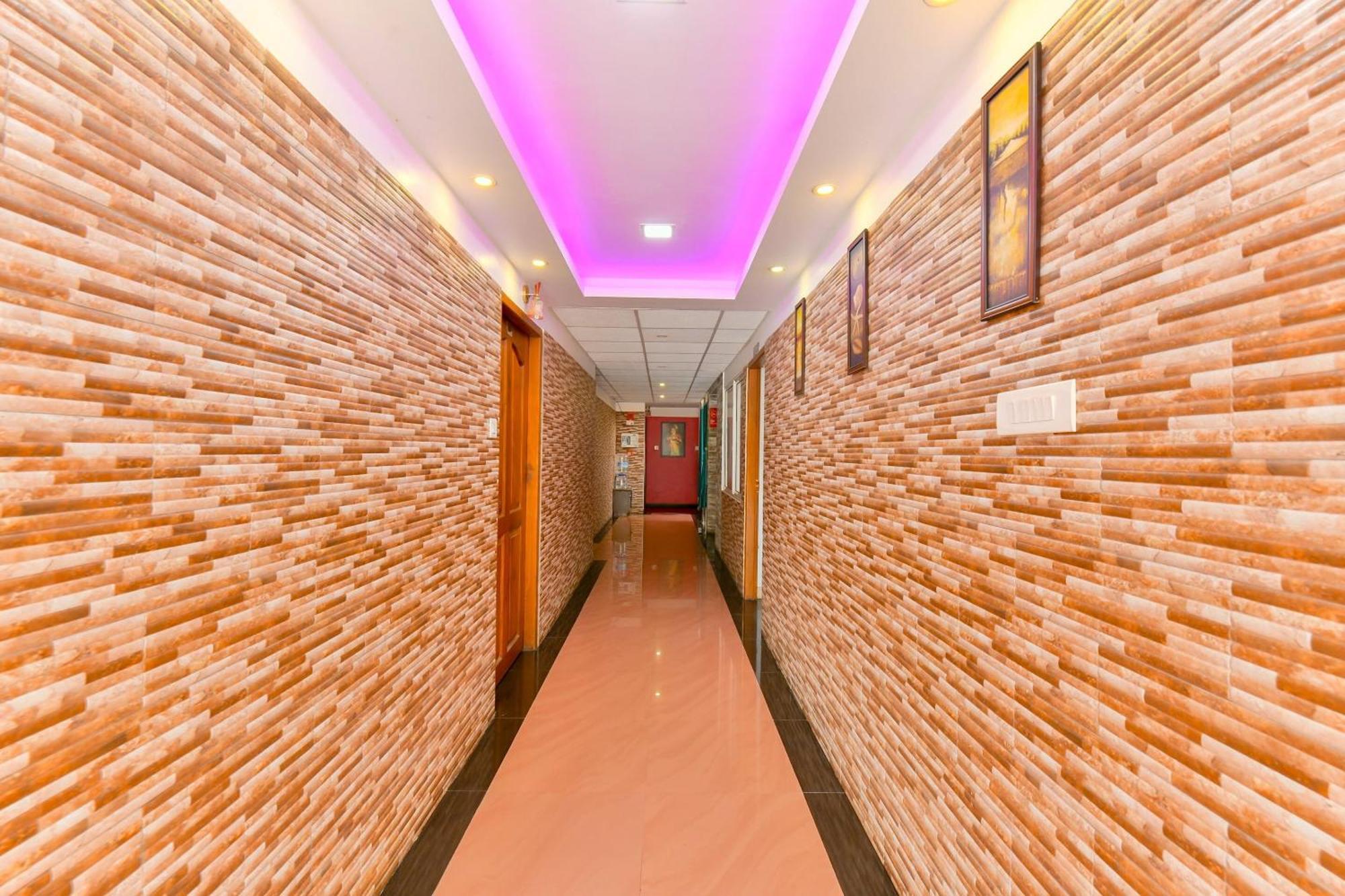 Oyo Flagship Uthradam Towers Hotel Thiruvananthapuram Ngoại thất bức ảnh